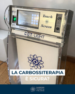 Carbossiterapia: è un trattamento rischioso? Spoiler… no, se fatta come si deve. ✅

La carbossiterapia si esegue con un’apparecchiatura dedicata, approvata dal Ministero della Salute, che regola in modo preciso dosaggio e flusso di CO₂: questo permette un trattamento personalizzato e quindi più sicuro.

🔬 Perché è considerata sicura?
A differenza dell’ossigeno, l’anidride carbonica si diffonde facilmente nei tessuti senza creare embolia (cioè senza rischio di “bolle” gassose).

💡 Cosa si può avvertire?
• una sensazione di bruciore: di solito lieve e sopportabile
• in rari casi, piccoli ematomi/ecchimosi se si rompono capillari: evento legato soprattutto alla manualità dell’operatore

👉 La vera regola d’oro: affidarsi a professionisti esperti riduce al minimo i possibili inconvenienti.

#Carbossiterapia #MedicinaEstetica #Dermatologia #TrattamentiSicuri #Benessere #ProfessionistiDelSettore