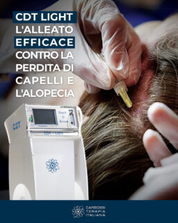 🌟 Carbossiterapia: un prezioso alleato per la salute dei capelli 🌟

La carbossiterapia è un trattamento medico che utilizza l'iniezione di anidride carbonica sterile nel cuoio capelluto, con effetti straordinari su tutto il sistema vascolare e sui follicoli piliferi. 💆‍♂️✨

Grazie alla CO2, vengono stimolati:
✅ Vasodilatazione arteriosa: più ossigeno per i follicoli piliferi.
✅ Metabolismo cellulare: bulbi più vitali e attivi.
✅ Microcircolazione capillare: apporto di nutrienti essenziali per la crescita dei capelli.
✅ Attività cellulare della pelle: maggiore elasticità cutanea.
✅ Drenaggio venoso e linfatico: eliminazione delle tossine.

👉 Risultati? Capelli più folti, forti e sani, con una riduzione della caduta e un miglioramento visibile anche nelle zone più diradate, come la linea frontale e i golfi temporali.

💡 Scopri di più sul nostro sito web: i capelli dei tuoi pazienti (e non solo) ti ringrazieranno! 🌱
#CarbossiterapiaItaliana
#Carbossiterapia #CDTEvolution #CapelliSani #BenessereCapelli #TrattamentiMedici