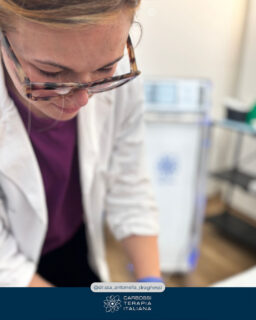 A volte non serve arrivare con un’idea precisa. Basta una sensazione: gambe pesanti, pelle spenta, perdita di tono, cellulite che sembra “prendere spazio” e quello specchio che non perdona mai.

Durante l’Open Day dedicato alla Carbossiterapia, la @dr.ssa_antonella_draghessi ha fatto esattamente ciò che distingue un trattamento “qualsiasi” da un percorso serio: ascolto, anamnesi accurata e valutazione medica meticolosa, per capire se e come la terapia fosse davvero indicata per ogni singola persona 🩺✨

Un grazie enorme, Dottoressa, per l’energia e la professionalità con cui hai guidato ogni incontro… e per aver scelto CDT Light: quando la tecnologia è al servizio della medicina, i risultati non sono magia — sono metodo, sicurezza e personalizzazione.

Dietro ogni trattamento c’è sempre un percorso costruito passo dopo passo, su misura 🤍
E ogni “sensazione sgradevole” può diventare l’inizio di una scelta più consapevole.

#Carbossiterapia #CDTLight #Microcircolo #Cellulite #GambeLeggere #MedicinaEstetica #Benessere #OpenDay #PercorsoPersonalizzato