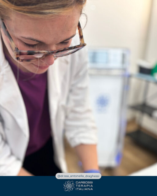 A volte non serve arrivare con un’idea precisa. Basta una sensazione: gambe pesanti, pelle spenta, perdita di tono, cellulite che sembra “prendere spazio” e quello specchio che non perdona mai.Durante l’Open Day dedicato alla Carbossiterapia, la @dr.ssa_antonella_draghessi ha fatto esattamente ciò che distingue un trattamento “qualsiasi” da un percorso serio: ascolto, anamnesi accurata e valutazione medica meticolosa, per capire se e come la terapia fosse davvero indicata per ogni singola persona 🩺✨Un grazie enorme, Dottoressa, per l’energia e la professionalità con cui hai guidato ogni incontro… e per aver scelto CDT Light: quando la tecnologia è al servizio della medicina, i risultati non sono magia — sono metodo, sicurezza e personalizzazione.Dietro ogni trattamento c’è sempre un percorso costruito passo dopo passo, su misura 🤍E ogni “sensazione sgradevole” può diventare l’inizio di una scelta più consapevole.#Carbossiterapia #CDTLight #Microcircolo #Cellulite #GambeLeggere #MedicinaEstetica #Benessere #OpenDay #PercorsoPersonalizzato